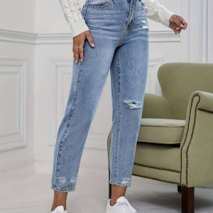 Alternative view of Kadın Açık Mavi Yırtık Mom Fit Kot Pantolon