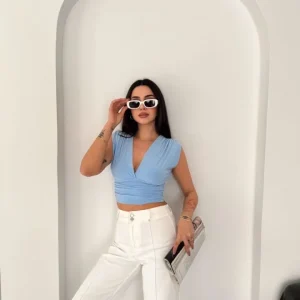 Alternative view of Vatkalı Kolsuz V Yaka Drapeli Crop Bluz Likralı Fit - Bebek Mavisi