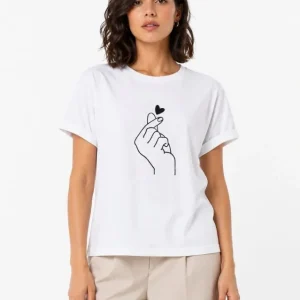 Alternative view of Kore Parmak Kalp Aşk Temalı Minimal Baskılı Tişört Yazlık Kısa Kol T-Shirt  - Beyaz
