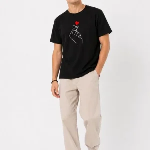 Alternative view of Erkek Kore Parmak Kalp Aşk Temalı Minimal Baskılı Tişört Yazlık Kısa Kol T-Shirt - Siyah
