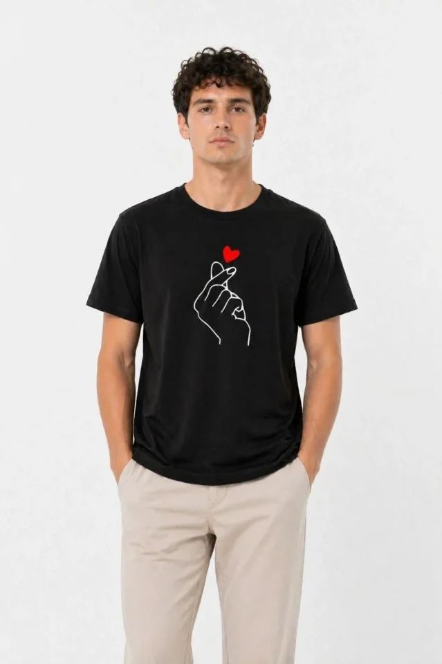 Erkek Kore Parmak Kalp Aşk Temalı Minimal Baskılı Tişört Yazlık Kısa Kol T-Shirt - Siyah - Görsel 4